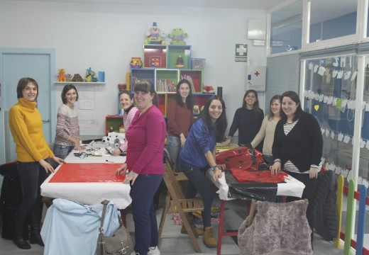 Case medio cento de pais e nais participan nuns obradoiros para facer os disfraces dos seus pequenos na gardería municipal de Brión
